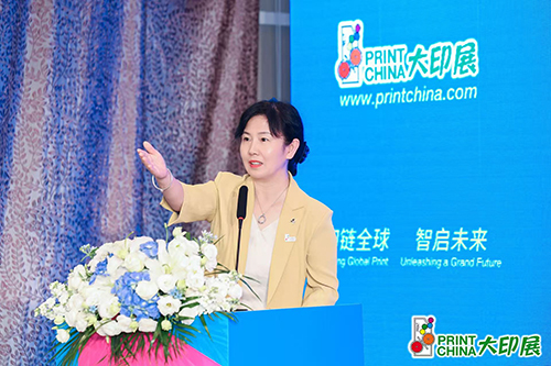 中国印工协副秘书长王凤娜主持新闻发布会.jpg